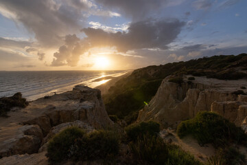 unas vistas de la bella playa de Mazagon, situada en la provincia de Huelva, España. Con sus acantilados , pinos, dunas , vegetacion verde y un cielo con nubes. Atardeceres preciosos