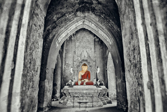 Buddha inside temple complex in Mrauk U Sittwe, Myanmar/Birma.