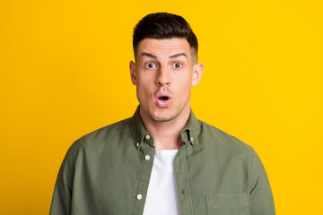 Obraz premium Photo of young guy amazed shock surprised omg wow fake news information isolated over yellow color background