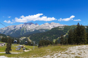 Vista panoramica sulle montagne dal sentiero che porta al rifugio 5 laghi e lago Ritorto, viaggi e paesaggi in Italia