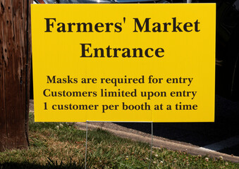Farmers Market Entrance sign requiring masks during COVID-19 pandemic