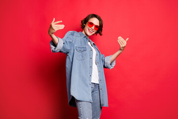 Photo portrait girl smiling wearing sunglass inviting to party isolated vibrant red color background