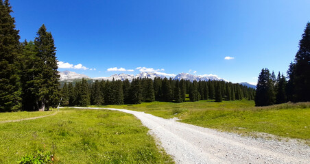 Fototapeta na wymiar Vista panoramica sulle montagne dal sentiero che porta al rifugio 5 laghi e lago Ritorto, viaggi e paesaggi in Italia