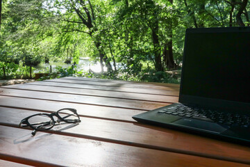 ワーケーション　イメージ　池と森のある公園で　remote working at  the beautiful forest