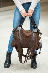 Braune Handtasche mit Fransen
