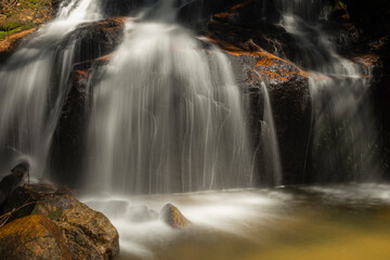 Pequena cachoeira de águas límpidas e puras no meio da floresta preservada na Serra do Mar no Paraná, Brasil