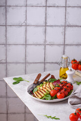 Vegetable salad with grilled halloumi cheese