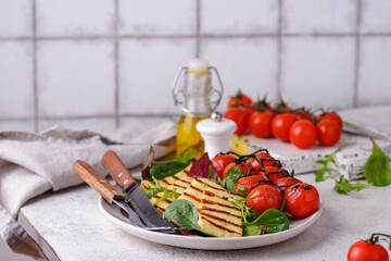Vegetable salad with grilled halloumi cheese