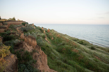 Fototapeta na wymiar cliff by the sea in the green grass