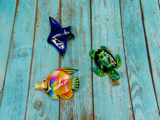 Poisson, raie manta et tortue décoratives en bois de Tahiti © Atlantis