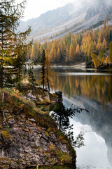 Lago de Federa, no outono, está localizado na Cortina D'Ampezzo, nas Dolomitas, Itália, Europa. As imagens são verdadeiros cartões postais.