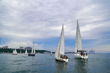 Plakat sailing yacht regatta. Sailing yachts are competing. Cruising sailing yachts.