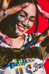 Retrato de pintora sonriente. 