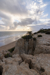unas vistas de la bella playa de Mazagon, situada en la provincia de Huelva, Espa&ntilde;a. Con sus acantilados , pinos, dunas , vegetacion verde y un cielo con nubes. Atardeceres preciosos