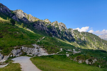 Fototapeta na wymiar Vista panoramica sulle montagne al lago Ritorto in Trentino, viaggi e paesaggi nel Parco Adamello-Brenta sulle dolomiti in Italia