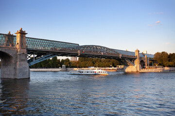 Fototapeta premium View from the embankment to the Bogdan Khmelnitsky Bridge