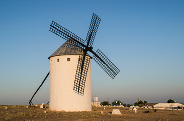 Molino de viento un d&iacute;a por el d&iacute;a de Castilla La Mancha.	