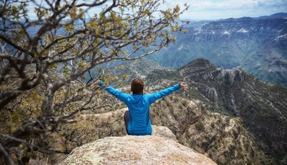 Obraz premium person on the top of the mountain