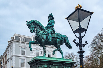 Equestrian statue William I on horseback in front of Noordeinde Palace, The Hague, Zuid-Holland...
