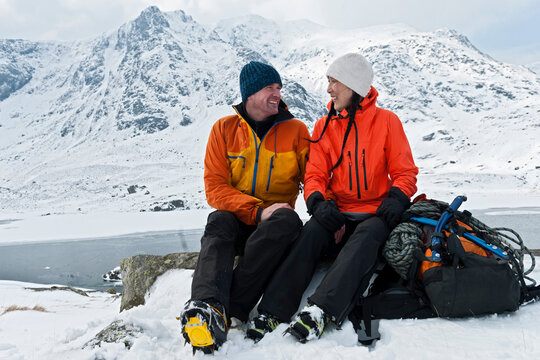 Couple resting on a winter hike at Tryfan in north Wales