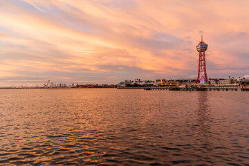  博多埠頭雲のある夕焼けの風景