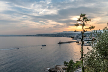 Fototapeta na wymiar Coucher de soleil sur la baie des anges à Nice sur la Côte d'Azur