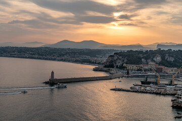 Coucher de soleil sur la baie des anges &agrave; Nice sur la C&ocirc;te d'Azur