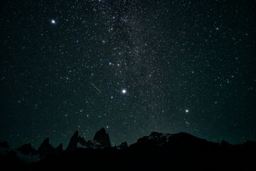 Obraz premium night of stars in the Fitz Roy hill in Patagonia Argentina