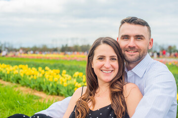 Obraz premium ENGAGED AT A TULIP FARM