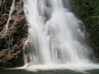 Obraz premium 絹のように流れる滝