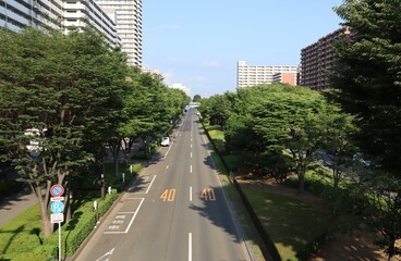 直線が続く幹線道路