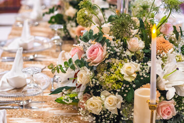 Obraz na płótnie Canvas Gold Table Setting with Pink Flowers 2