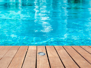 Piscine plage bois et spot d’éclairage 