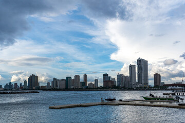 Naklejka premium Afternoon view of the city skyline along Manila Bay 