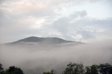 Panorama gór we mgle