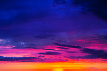 Naklejka premium dramatic cloudy sky at the sunset, natural cloudy background