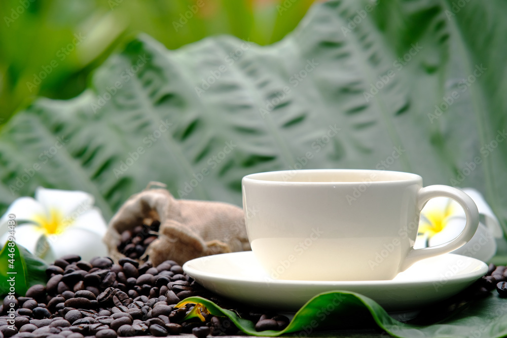 Poster Hot coffee with coffee beans in the morning on wood table background and space for text, americano coffee 