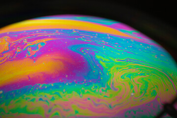 Obraz premium the beauty of the colorful pattern of soap bubbles is like a small planet