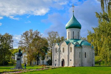 Fototapeta na wymiar Ancient Transfiguration Cathedral in Pereslavl-Zalessky city