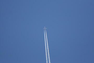 綺麗な青空と飛行機雲
