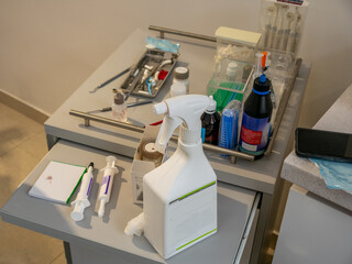 The set for filling teeth is on the dentist's table.