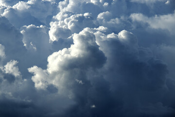 Obraz premium Sunlight going through white fluffy clouds - cloudscape, overcast - cloudscape background