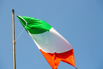 italienische Flagge, blauer Himmel