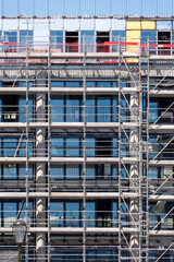 Echafaudages sans ouvriers posés sur la façade d'un immeuble de bureaux. Concepts de construction et de rénovation immobilière