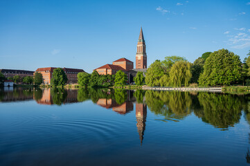 Im Zentrum Kiels die Parkanlage Hiroshimapark mit dem Teich Kleiner Kiel, dem Alten Rathaus und dem...