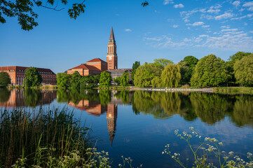 Im Zentrum Kiels die Parkanlage Hiroshimapark mit dem Teich Kleiner Kiel, dem Alten Rathaus und dem Opernhaus im Morgenlicht