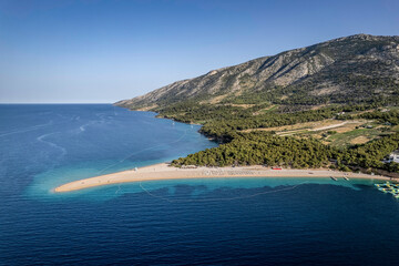 Berühmter Strand Zlatni rat bei Bol auf der Insel Brac, Kroatien