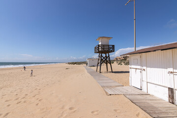 la torre de socorrista en la playa de Punta Umbria, Huelva, España.