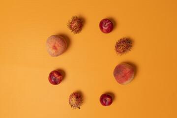 オレンジ色の背景と赤い果物たち
