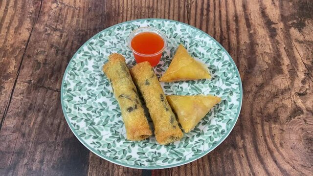Samoussa, feuillet&eacute; et sauce sur une assiette
